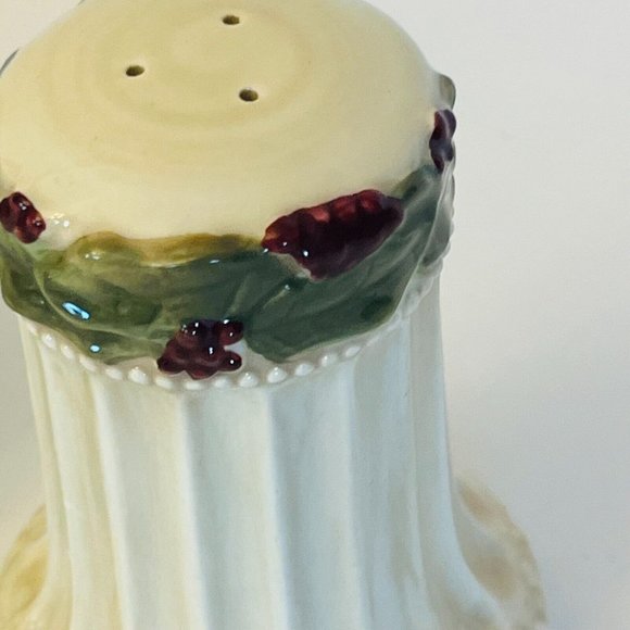 Amacan Porcelain Salt & Pepper Shaker Set Piller Holly & Berries Design NWOT - Picture 9 of 16